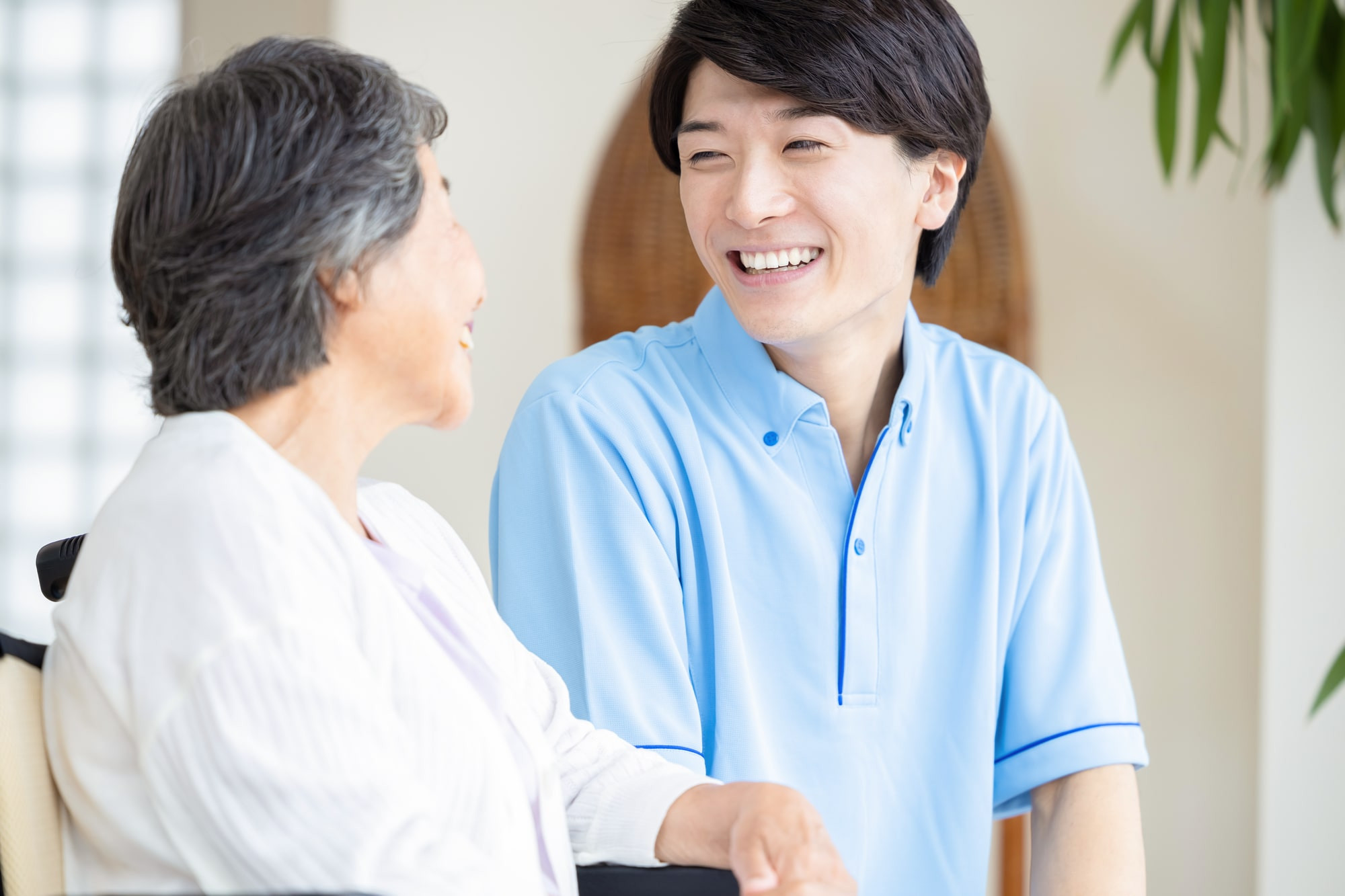 訪問介護ってどんな仕事？訪問介護員の1日の流れや平均年収、必要な資格を紹介