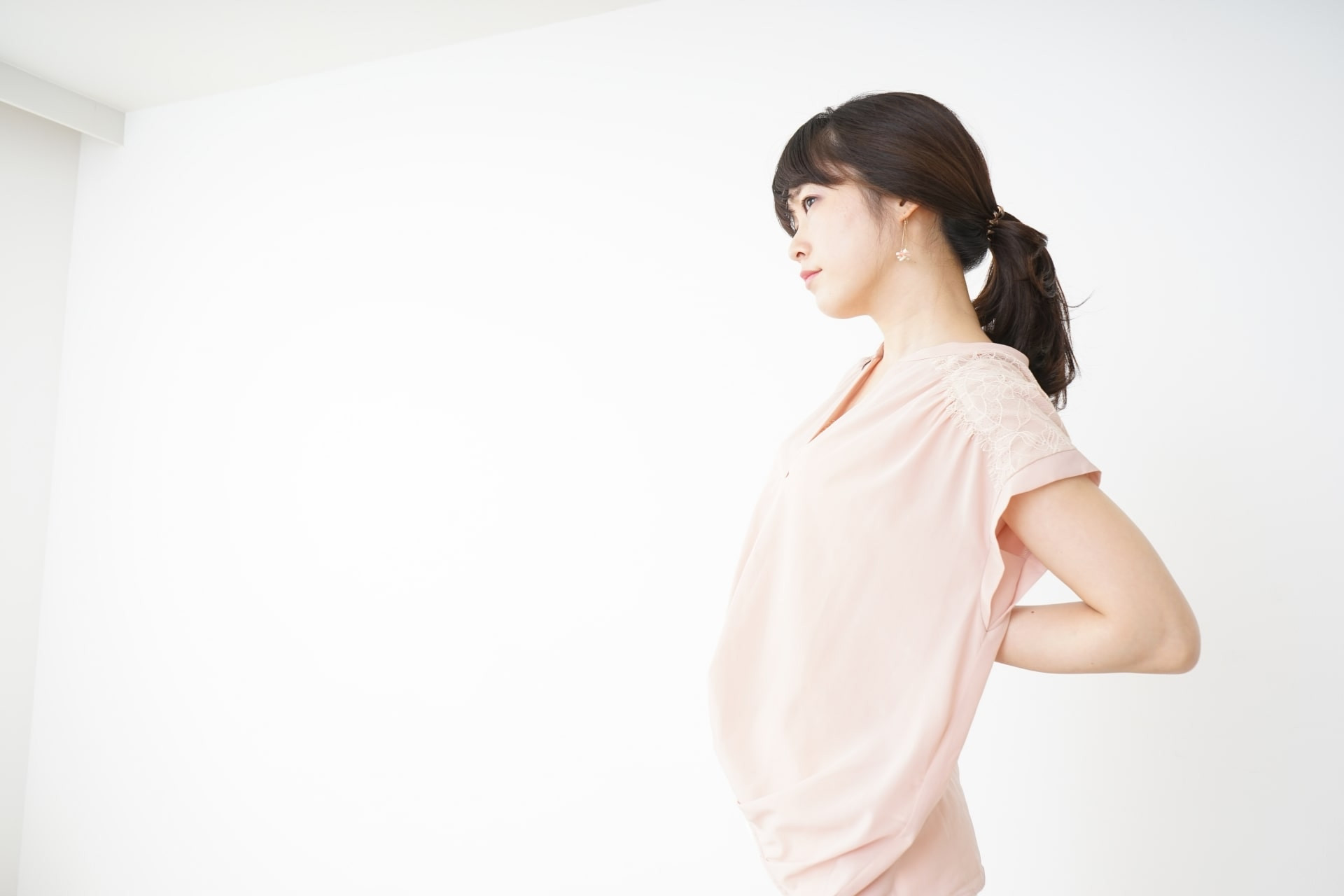 介護職で腰痛になったら労災認定される？条件や申請の流れなどを解説
