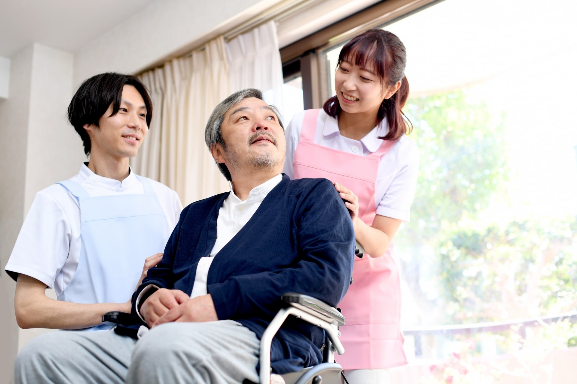 介護福祉士の男女比率はどれくらい？男性のほうが少ない？