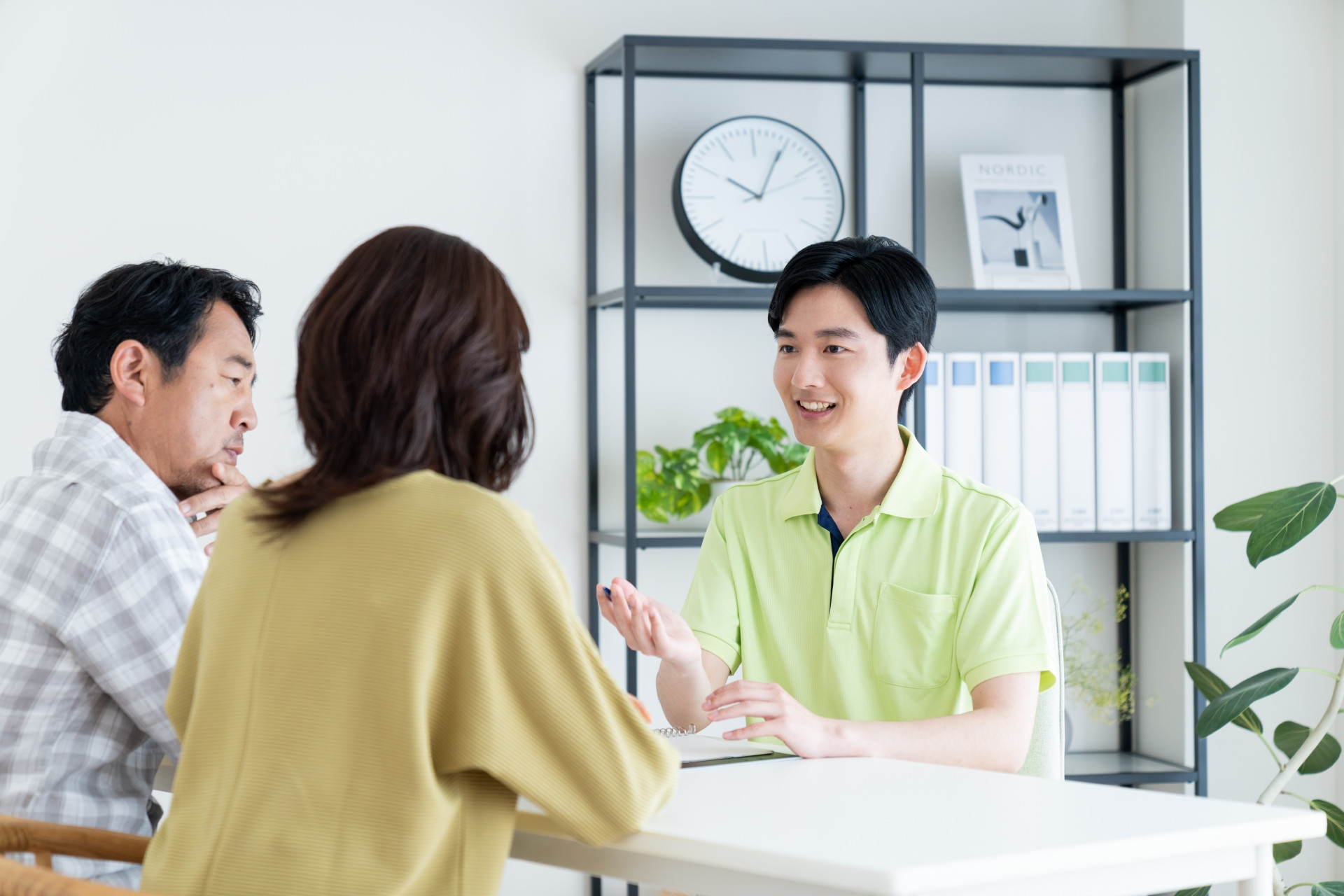 介護福祉士に中卒でもなれる？資格取得などの流れを紹介