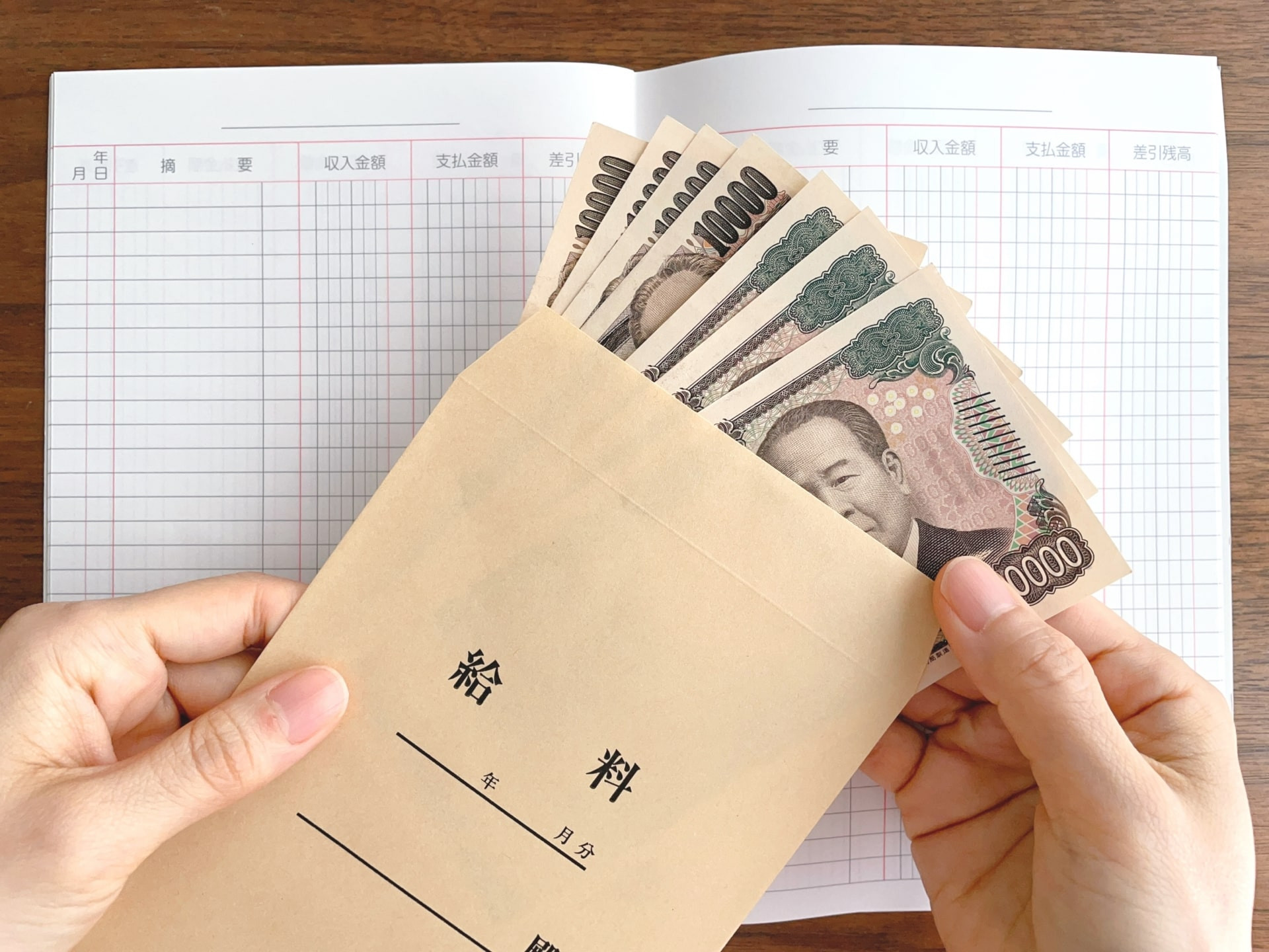 介護職の給料は安い？給料が安い理由や年収アップの方法を解説