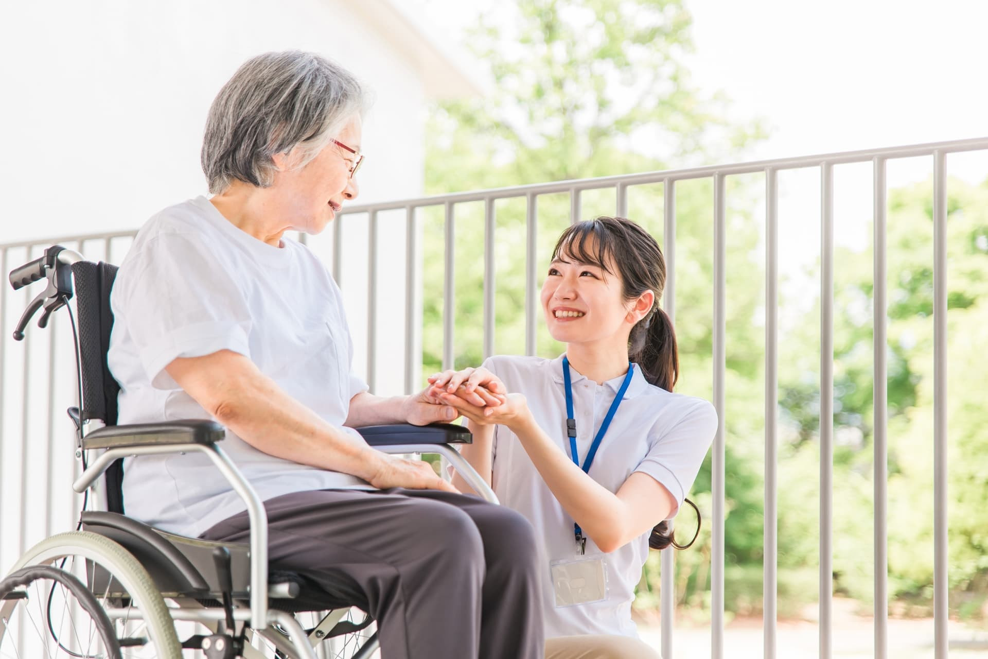 介護士が高齢者のおむつ交換をするときの手順や注意点を解説