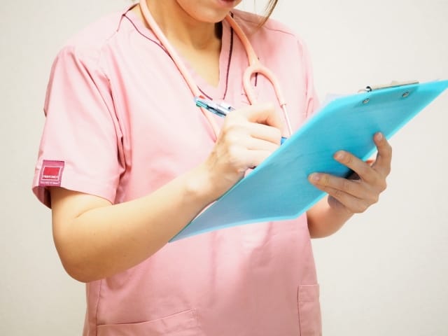 介護職の身だしなみ 名札 時計 アクセサリーについて メディケアキャリア 介護職の身だしなみ 名札 時計 アクセサリーについて メディケアキャリア
